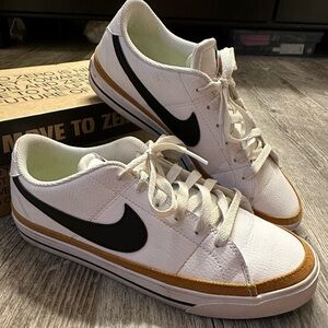Nearly new Women’s Nike Court Legacy Sneakers.
